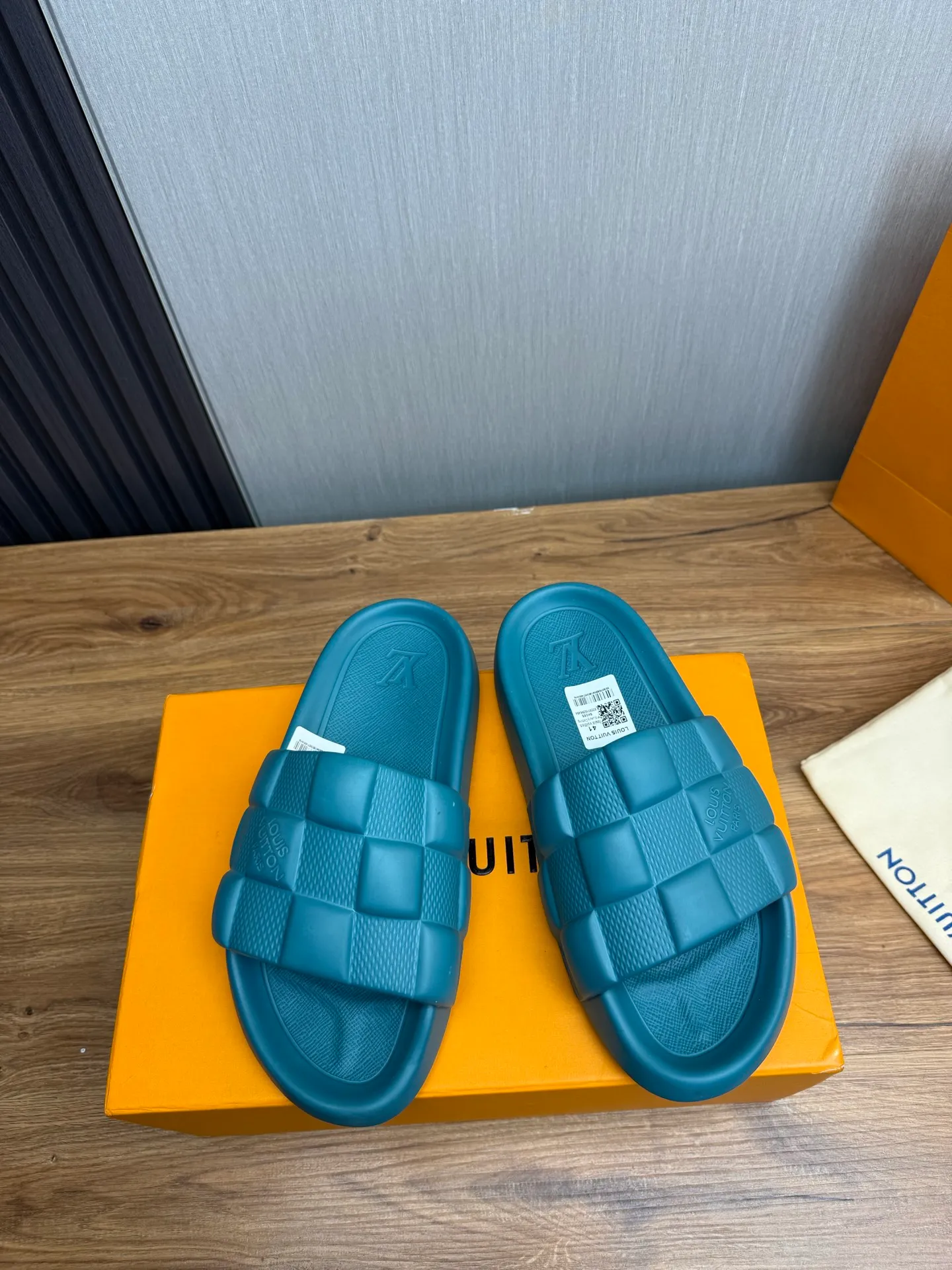 Men's shoes 💰260💰 ▪️LV's popular Little Red Book popular slippers hot sale: 1 shipment✅ Super textured and comfortable slippers, original TPU outsole. Authentic counter box drawer box packaging 🎁Size 38-45